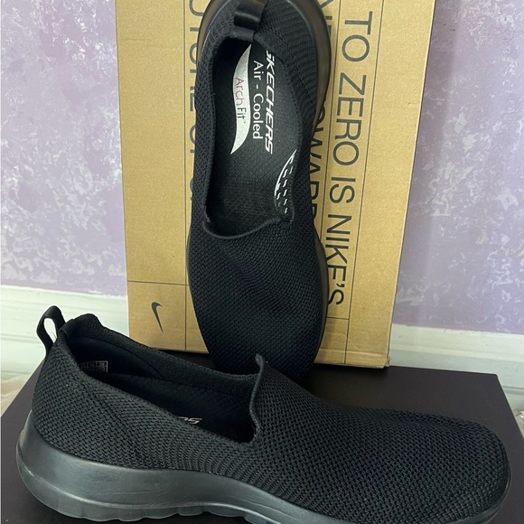 SZ 9 Skechers Women's Black Slip-On Sneakers - Picture 6 of 9